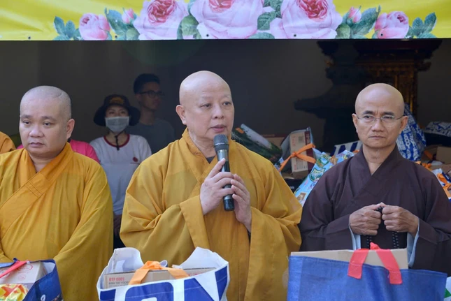 Hòa thượng Thích Lệ Trang phát biểu tại buổi trao quà Hòa thượng Thích Lệ Trang phát biểu tại buổi trao quà