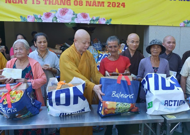 Hòa thượng Trưởng ban Trị sự GHPGVN TP.HCM trao quà đến bà con khó khăn trên địa bàn Q.10 Hòa thượng Trưởng ban Trị sự GHPGVN TP.HCM trao quà đến bà con khó khăn trên địa bàn Q.10