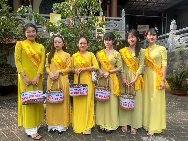 Các bạn trẻ chuẩn bị đưa hoa hồng Vu lan xuống phố