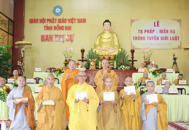 Trao thưởng đến Tăng Ni hành giả