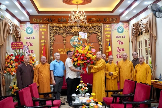 GHPGVN tặng lẵng hoa chúc mừng Kỷ niệm 79 năm Ngày truyền thống lực lượng Công an Nhân dân Việt Nam