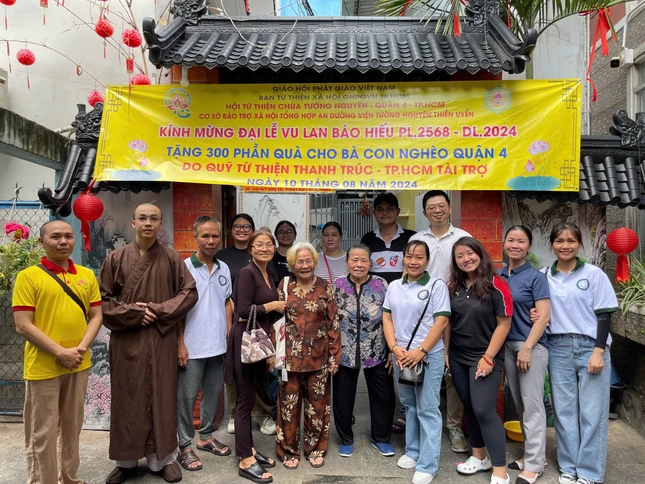 Chùa Tường Nguyên tặng 300 phần quà đến bà con nghèo trên địa bàn Q.4 - Ảnh: T.N
