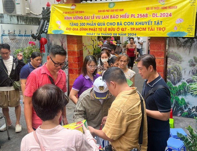 Hội Từ thiện chùa Tường Nguyên tặng 300 phần quà đến bà khuyết tật và bà con bị ảnh hưởng chất độc màu da cam - Ảnh: T.N