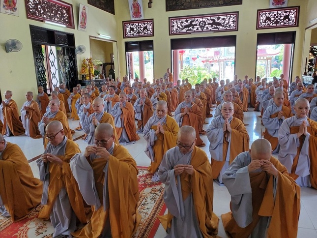 Chư Ni trưởng niệm hương, bạch Phật tại chánh điện trường hạ chùa Bình Quang