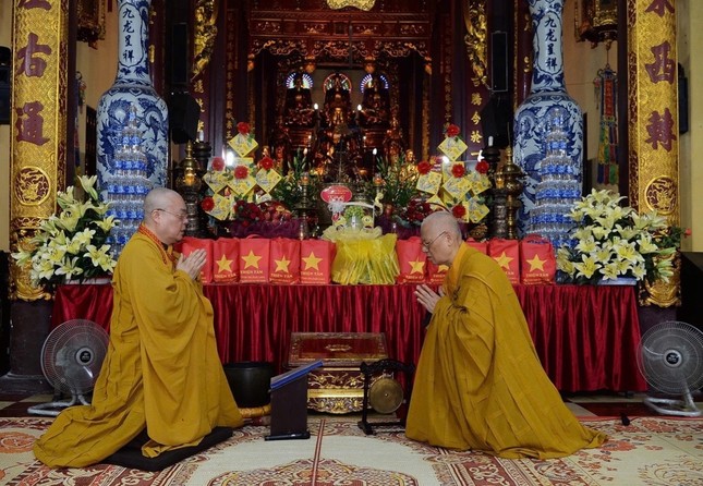 Nhị vị Hòa thượng tác pháp đối thú Tự tứ