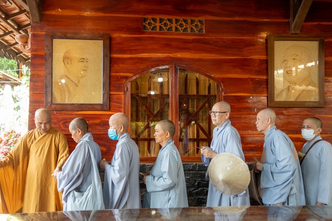 Thượng tọa Thích Minh Châu hướng dẫn chư Ni nhận cúng dường của đoàn