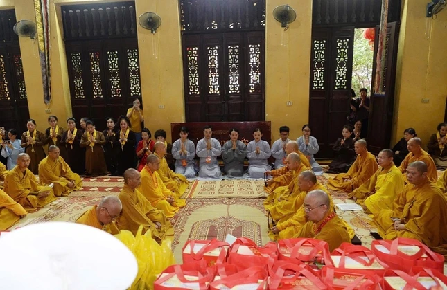 Đạo tràng Phật tử dâng tịnh vật cúng dường chư Tăng sau ba tháng an cư