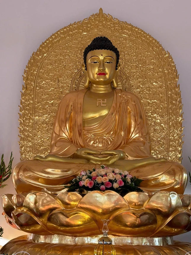 Tôn tượng Đức Bổn Sư Thích Ca Mâu Ni với chất liệu đồng, dát vàng với chiều cao thân tượng và lá đề gần 4 mét, nặng hơn 3 tấn