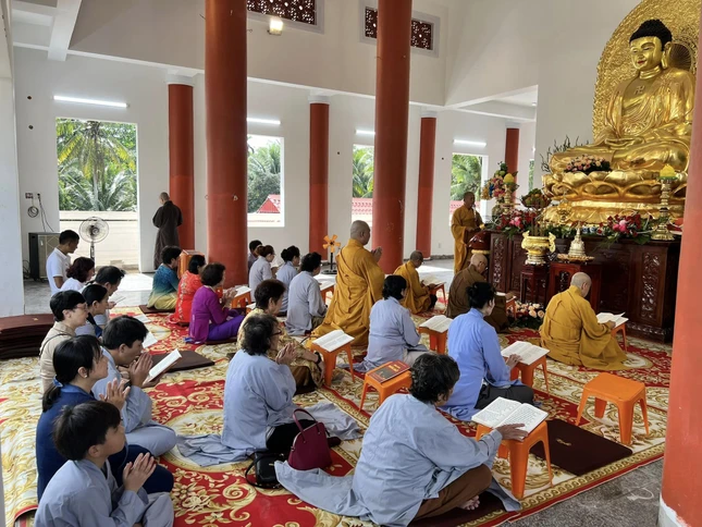 Đạo tràng thực hiện khóa lễ tại chánh điện chùa Long Bửu - Ảnh: L.B