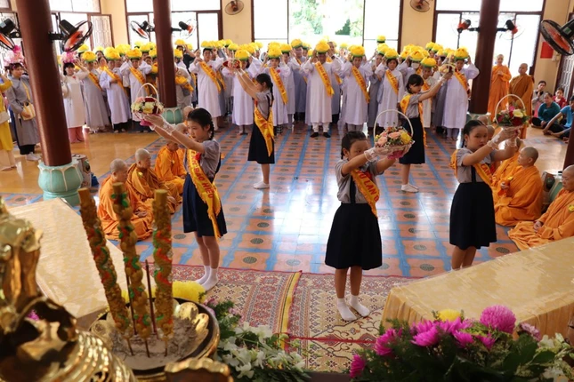 Phật tử dâng hoa cúng dường Phật tử dâng hoa cúng dường