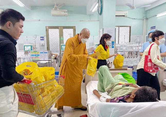 Đoàn trao quà đến bệnh nhân tại Bệnh viện Nguyễn Tri Phương
