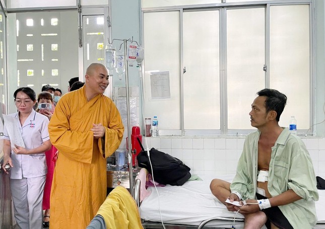 Đại đức Thích Minh Phú trao quà và có lời hỏi thăm sức khỏe đến bệnh nhân - Ảnh: TN