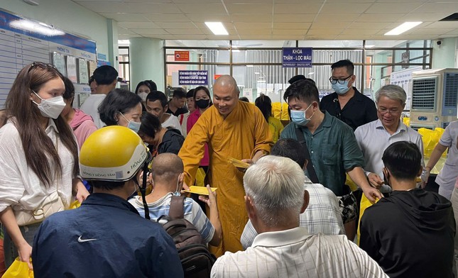 Trao quà đến bệnh nhân khoa Thận - Lọc máu - Ảnh: TN