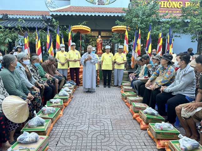 Ni trưởng Thích nữ Tịnh Nghiêm phát biểu động viên bà con