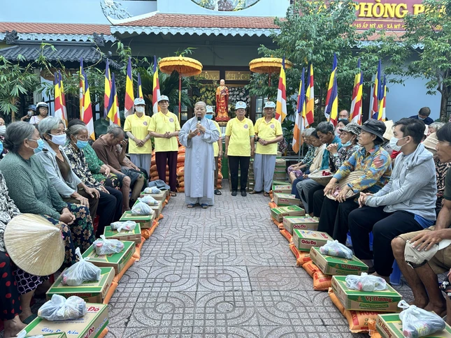 Ni trưởng Thích nữ Tịnh Nghiêm phát biểu động viên bà con Ni trưởng Thích nữ Tịnh Nghiêm phát biểu động viên bà con