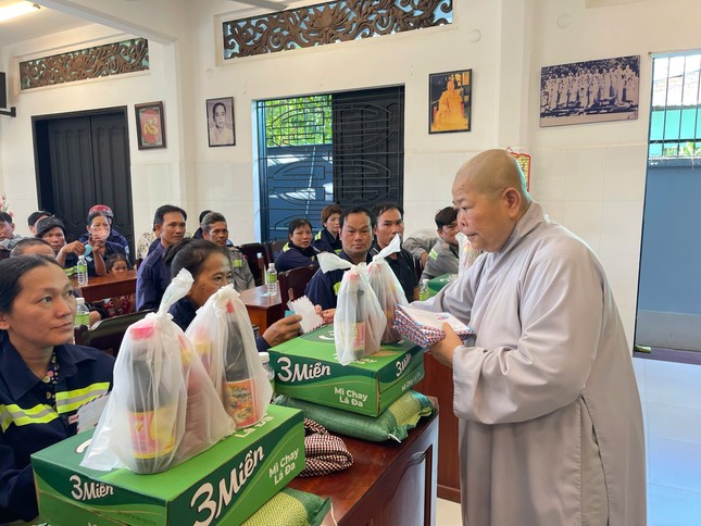 Ni trưởng Thích nữ Tịnh Nghiêm tặng quà cho công nhân vệ sinh phục vụ trên địa bàn TP.Mỹ Tho