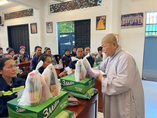 Ni trưởng Thích nữ Tịnh Nghiêm tặng quà cho công nhân vệ sinh phục vụ trên địa bàn TP.Mỹ Tho Ni trưởng Thích nữ Tịnh Nghiêm tặng quà cho công nhân vệ sinh phục vụ trên địa bàn TP.Mỹ Tho