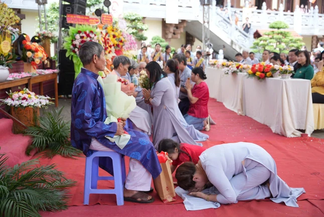 Lễ lạy cha mẹ, ông bà tại Lễ Vu lan chùa Pháp Hoa