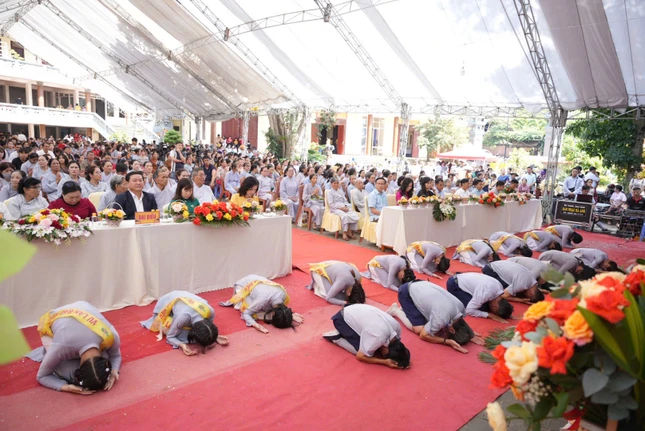 Gia đình Phật tử Pháp Hoa lễ lạy tứ ân