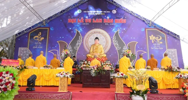 Chư tôn đức đảnh lễ Tam bảo