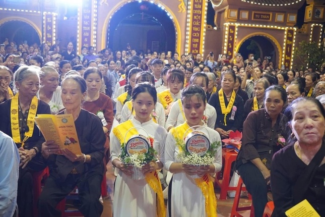 Phật tử đạo tràng chùa Tân Bảo dâng hoa cúng dường