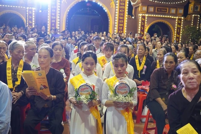 Phật tử đạo tràng chùa Tân Bảo dâng hoa cúng dường