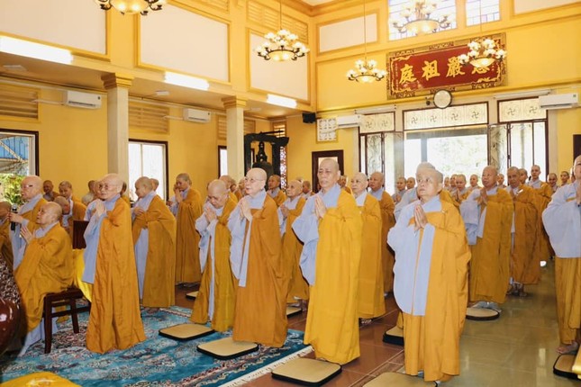 Chư tôn đức Ni đảnh lễ Tam bảo tại chánh điện chùa Từ Nghiêm