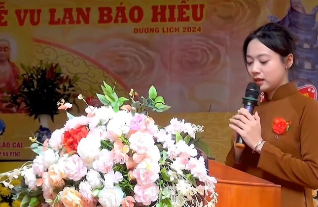 Phật tử Nguyễn Nhật Linh - Pháp danh An Hoà đại diện cho thanh thiếu niên Phật tử tổng đạo tràng chùa Thiên Trúc phát biểu cảm tưởng