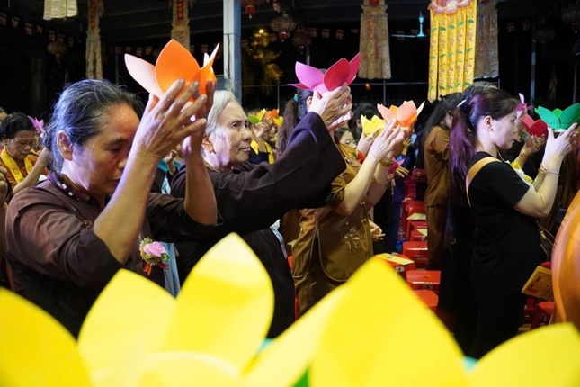 Phật tử thắp nến cầu nguyện trong Đại lễ Vu lan - Báo hiếu