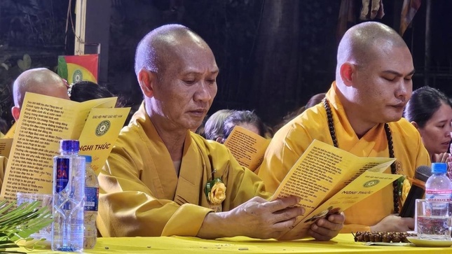 Chư tôn đức thực hiện khóa lễ trì tụng kinh