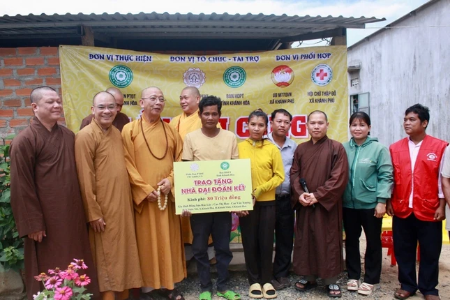 Trao bảng hỗ trợ kinh phí xây nhà đến gia đình