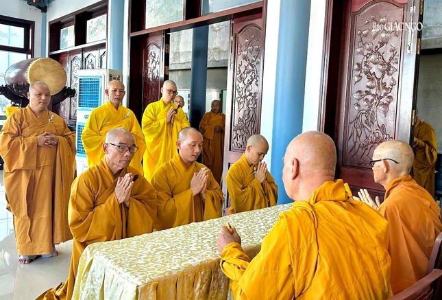 Chư Tăng lần lượt tác pháp Tự tứ