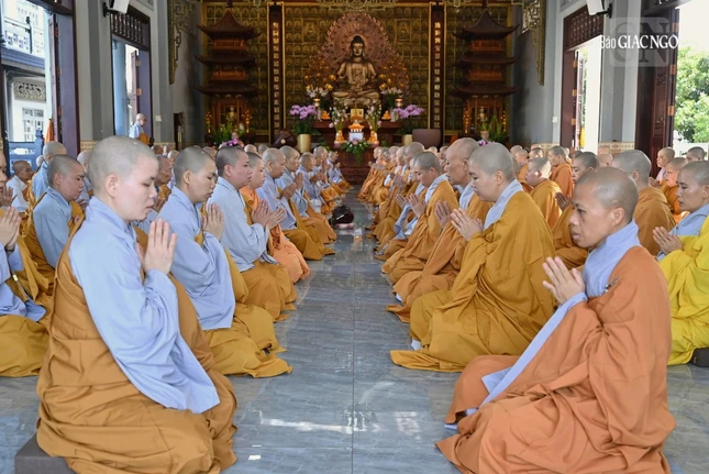 Chư Ni trường hạ chùa Vạn Phước trong lễ Tự tứ, kết thúc khóa An cư kiết hạ Phật lịch 2568