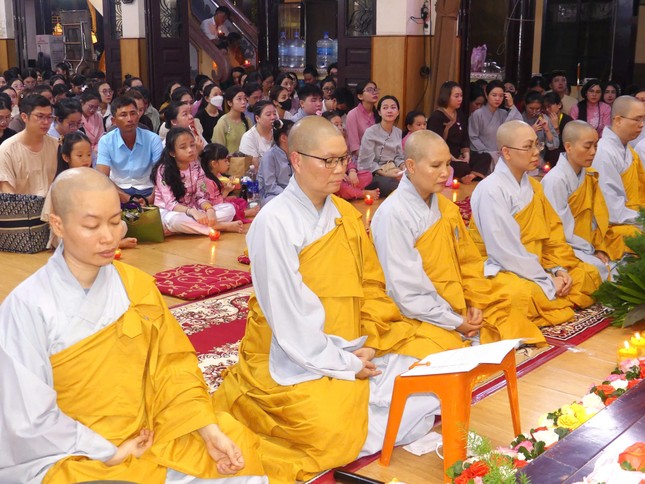 Chư Ni hướng dẫn đạo tràng thực hiện khóa lễ