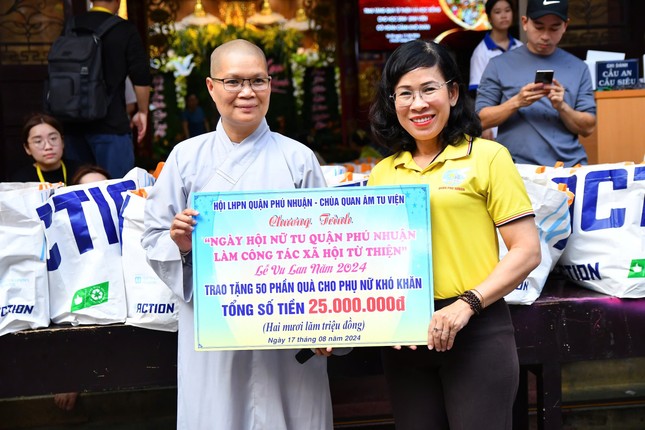 Ni sư Thích nữ Huệ Đức trao bảng đến đại diện địa phương để tặng phụ nữ khó khăn