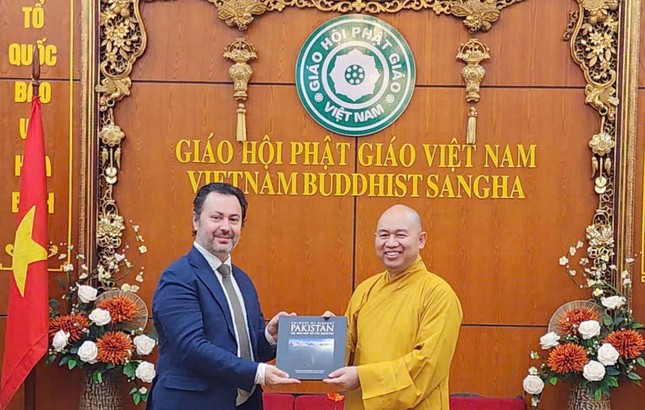 Ngài Đại sứ trao quà lưu niệm đến Thượng tọa Thích Đức Thiện