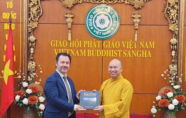 Ngài Đại sứ trao quà lưu niệm đến Thượng tọa Thích Đức Thiện