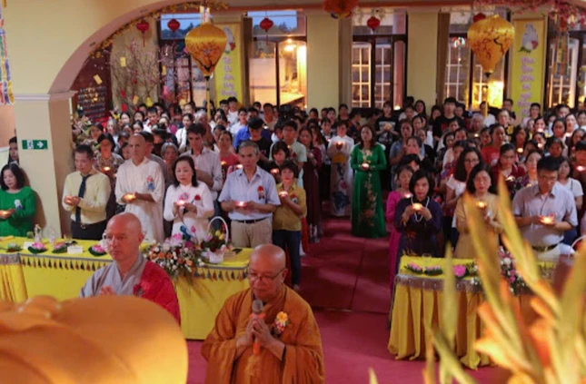 Hội chúng thắp nến cầu nguyện, tri ân đấng sinh thành, tổ tiên