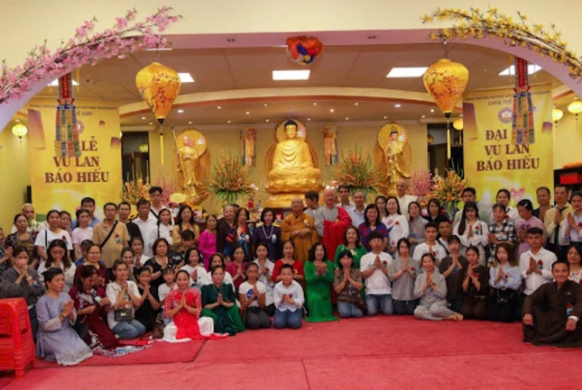 Chụp ảnh lưu niệm Đại lễ Vu lan - Báo hiếu tại Trung tâm Văn hóa Phật giáo Hungary