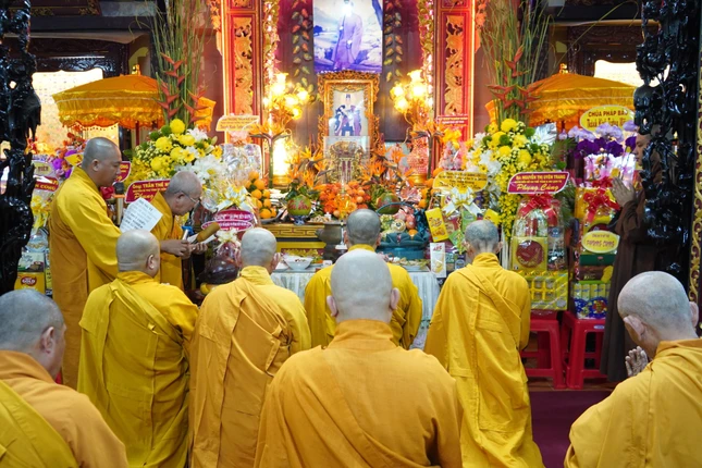 Chư tôn đức thành kính tưởng niệm Trưởng lão Hòa thượng Thích Huệ Thông