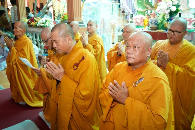 Đại diện môn đồ pháp quyến tác bạch tưởng niệm