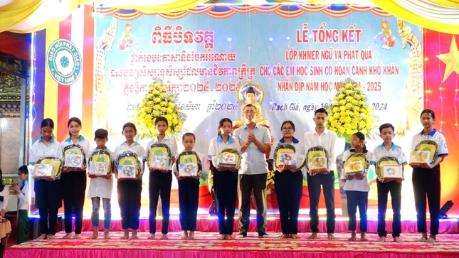 Đại diện các đơn vị trao quà cho học sinh có hoàn cảnh khó khăn trong địa bàn tỉnh