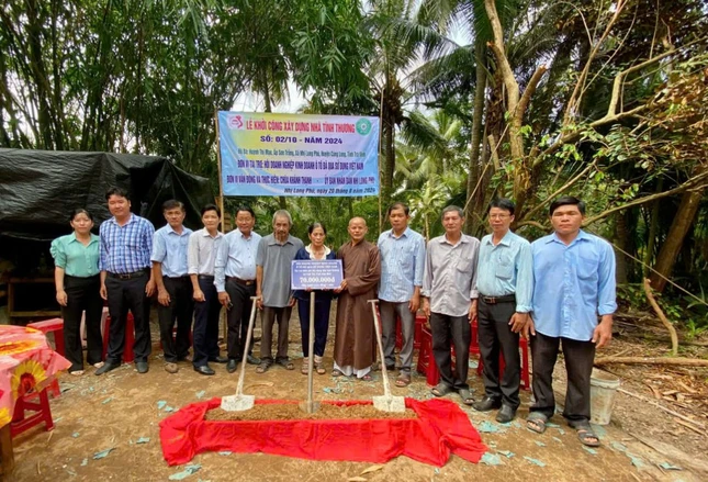 Khởi công và trao bảng ủng hộ kinh phí xây dựng nhà đến hộ nghèo - Ảnh: L.B Khởi công và trao bảng ủng hộ kinh phí xây dựng nhà đến hộ nghèo - Ảnh: L.B