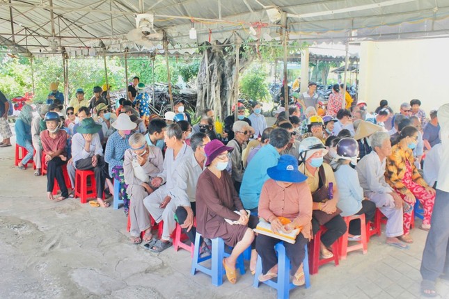 Bà con mù tập trung nhận quà tại chùa Long Khánh