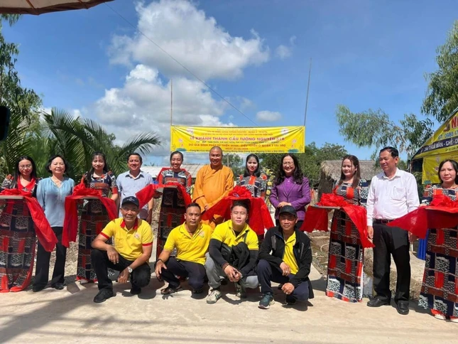 Đoàn kkhánh thành cây cầu nông thôn Tường Nguyên 516