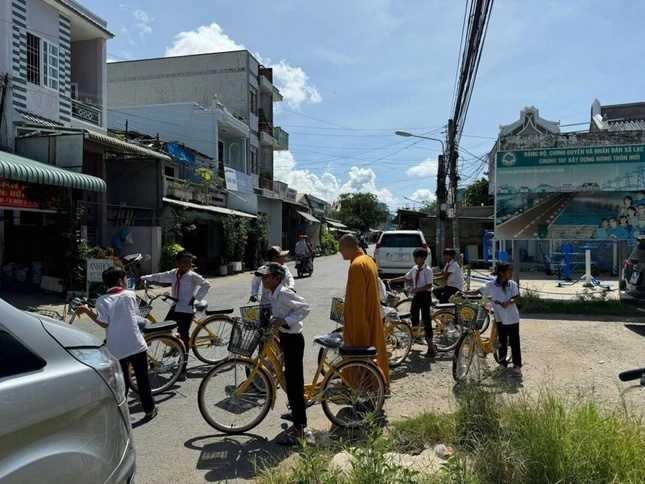 Tặng xe đạp cho học sinh vượt khó học giỏi - Ảnh: TN