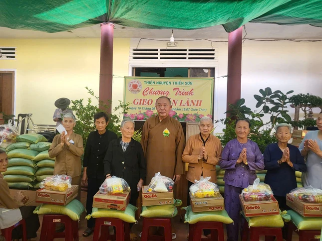 Chùa Thiền Sơn trao quà từ thiện đến bà con khó khăn Chùa Thiền Sơn trao quà từ thiện đến bà con khó khăn