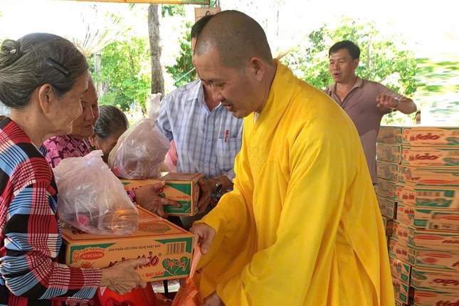 Đại đức Thích Nguyên Quả trao quà đến hộ nghèo Đại đức Thích Nguyên Quả trao quà đến hộ nghèo