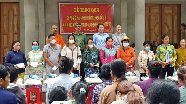 Chùa Thiên Phước trao quà đến những gia đình nghèo tại địa phương