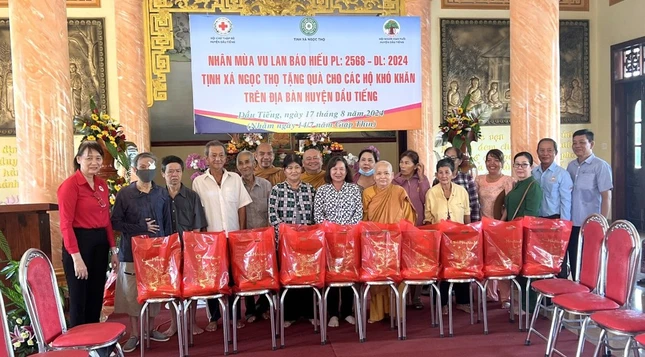 Tặng 200 phần quà đến người dân có hoàn cảnh khó khăn tại địa phương